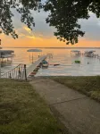 Enjoy this beach front lake home that boasts 66' of frontage with many amenities - 4 stjerner