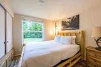 ElkCreekInn: creekside tiny home - バルコニー