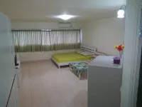 Impact Don Mueang Bangkok Guest House for 3 Pax - Pensions