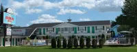 Colonial Motel - parking