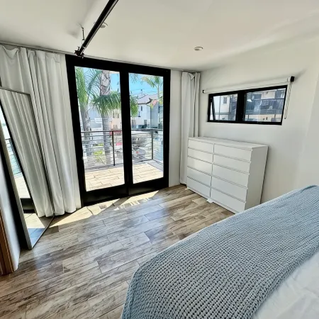 Cali beach living! Modern 2 BR home. Pet friendly. Walk to town, beaches, harbor