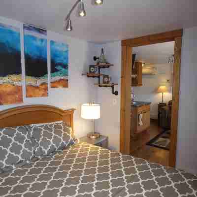 Yellowstone Studio # 7. Just One Mile From Yellowstone's Main Entrance Rooms