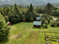 Glamp Richard on Adirondack Flower Farm Hotéis em Johnsburg