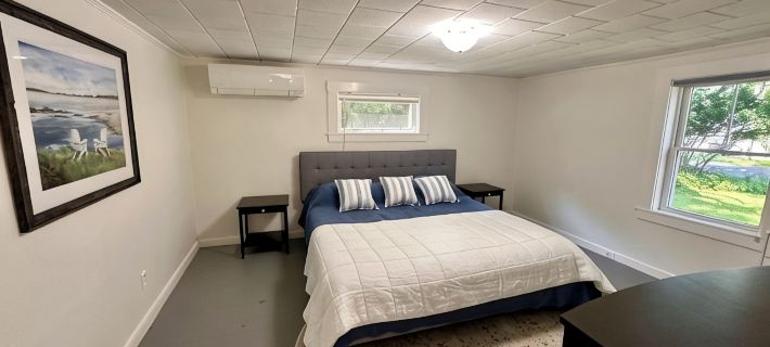 Newly renovated 2-bedroom cottage conveniently located with all the amenities! Hotels in Camden