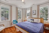 Charming 2-bedroom cottage in Historic Beaufort. Walk to restaurants and shops - 4성급