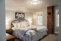 The Rustic Rose - 4 Bedroom House w/ Hot Tub Near Downtown