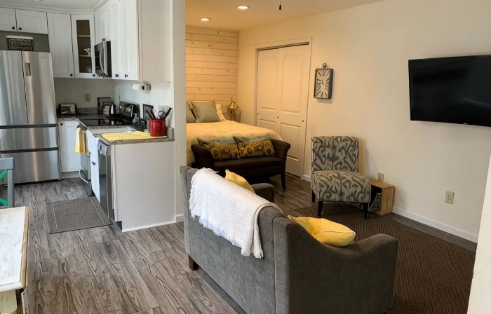Cozy Carriage House - studio in serene Arvada with WiFi, AC