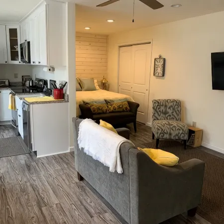 Cozy Carriage House - studio in serene Arvada with WiFi, AC