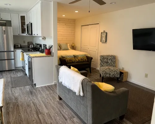 Cozy Carriage House - studio in serene Arvada with WiFi, AC Hotels in Arvada