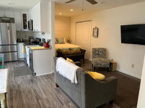 Cozy Carriage House - studio in serene Arvada with WiFi, AC