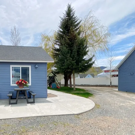 Hot Tub, Game Room, Only 2 Blocks from the Lake!
