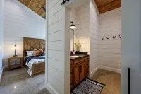 New Pool Cabin/Hot Tub/Arcade/Playset/2 Acres/Ping Pong/Shuffleboard/4 King Beds - Gym