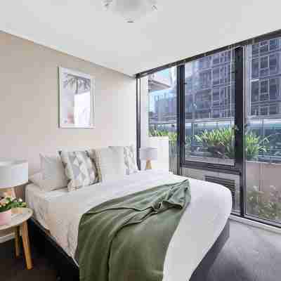 A Large 2BR Apt Near Crown, Sleeps 8, FREE Parking Rooms