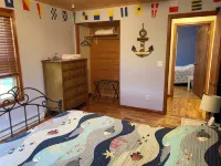 Charming 3-BR house w/golf, pool, WiFi, AC at pet friendly Middle Bass Island - Homestays