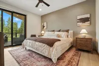 Magnificent 5 bedroom with Theater Room, AC, Hot Tub and Paved Roads - Boutique
