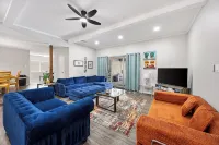 Luxury Escape - Pool, Hot Tub, Arcade, Games, BBQ & Outdoor Lounge!