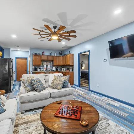 Roos&Blues Lake House. City Park Steps Away. Rm for 6, King Beds, Pets Friendly