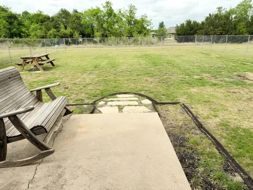 Blue Haven at Salado Plaza. Family Friendly Townhome w/ Fenced Back Yard!