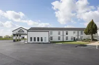 Days Inn by Wyndham Sharonville - parking