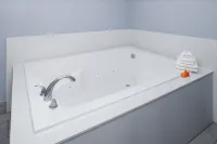 Lone Oak Lodge - Hot Tub