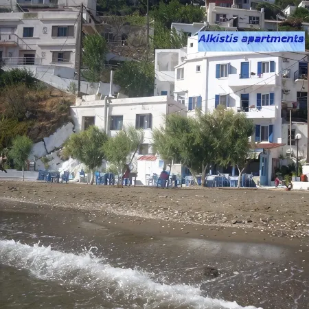 Alkistis Cozy by the Beach Apt. in Ikaria Island, Therma Ground Floor