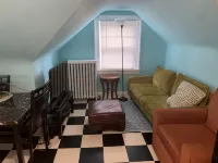 Attic Apartment in Leafy Roland Park Hotels near OXOXO Gallery