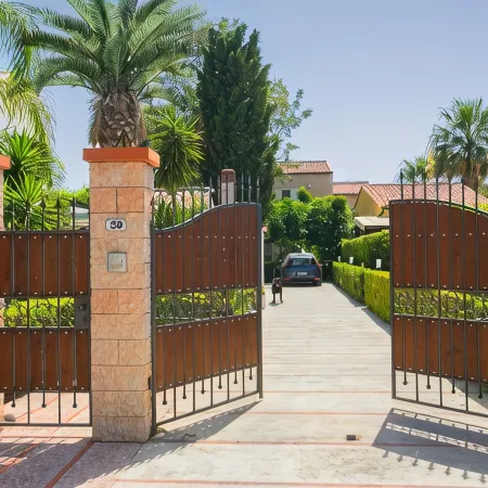Dependance in Villa 7 km from Cefalù near the sea with garden and services.