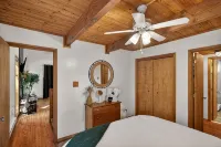 Pocono Cabin Where the Host Thought of Everything, so You Don’t Have to! - balcony