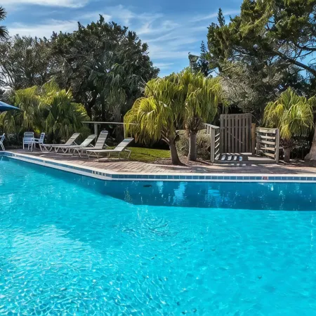 Just Updated - Beach Side Spacious Ground Floor Flat Condo - steps to the beach!