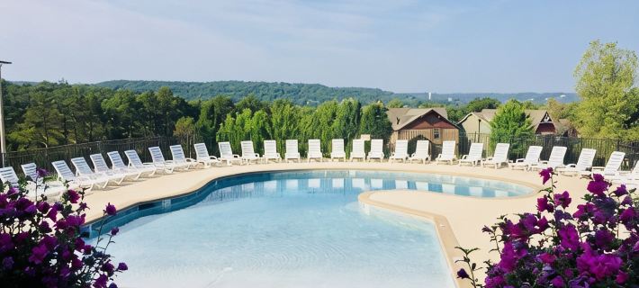 10 Minutes to the Strip! HUGE Home w/ Pool Access, Decks & Foosball Table! Hotels in Ridgedale