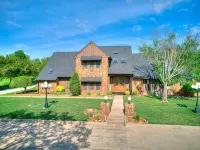Pool, Hot Tub, Amazing Turf, Games Galore Luxury Villa in OKC - 프라이빗 풀