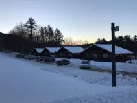 Swiss Chalets Village Inn - parking
