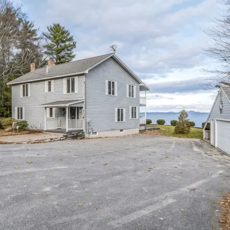 Lakefront Retreat | Sleeps 10 | Private Beach