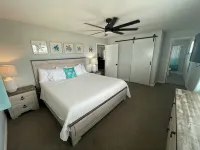 Pedestrian Beach Front 3- bedroom house in Surfside Beach - 비치