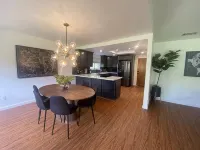 Arroyo Manor - Centrally Located - Homestays