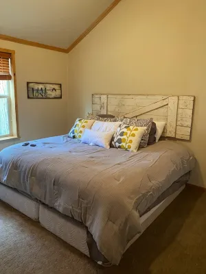 Cozy Creekside Cabin - Hytter