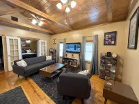 Chez le Fleur: A Cozy 2 Bedroom Home with Patio, Fenced Yard & Wi-Fi Min to I-10 - WiFi