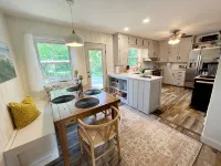 Upscale City Cottage Getaway - 부티크