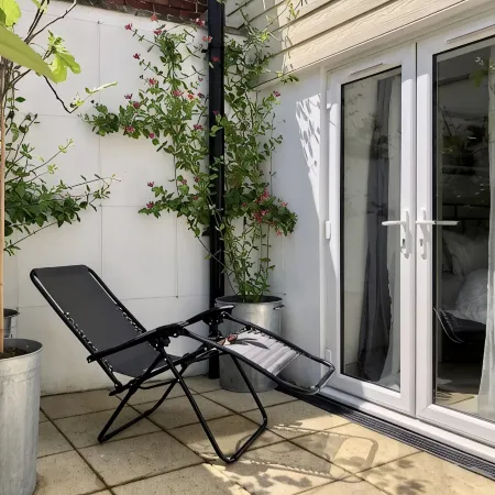 Cosy cottage, short walk to beach and restaurants