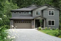 North Cascades Escape- spacious 5 bedroom, Hot Tub,  family-friendly, WiFi, AC - 4-Star