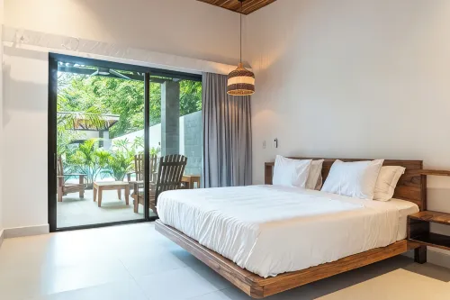New Luxury Villa in central Guiones - walk to the beach, large pool & parking - 別墅