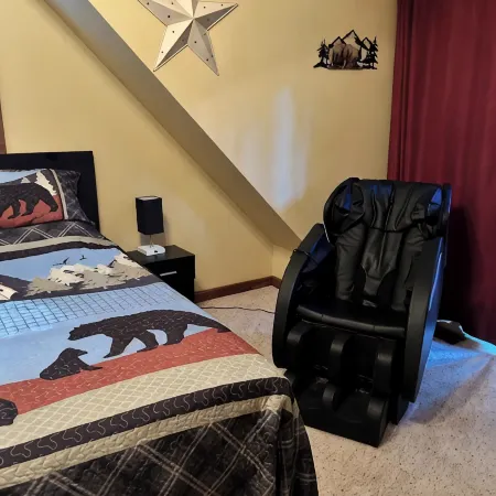 Cozy peaceful cabin with games, massage chair and fire pit! Bring your kayaks!!