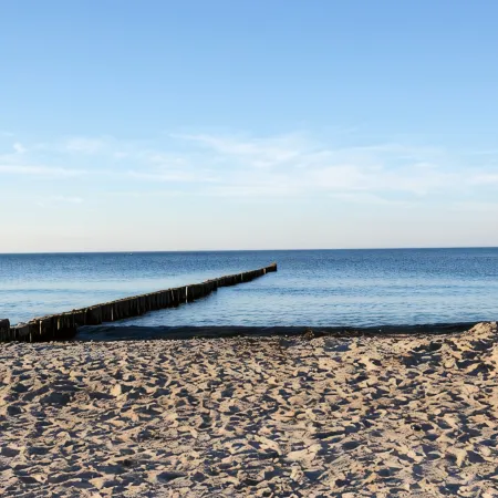 Apartment beach life. 2 bedrooms, high quality furnishings, great sea views!