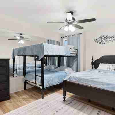 Modern Getaway - Near Golf & Casinos Rooms