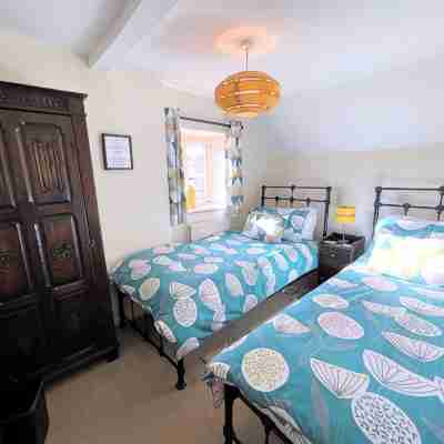 A Quaint Grade 11 Listed Detached Stone Cottage In Lower Slaughter with parking. Rooms