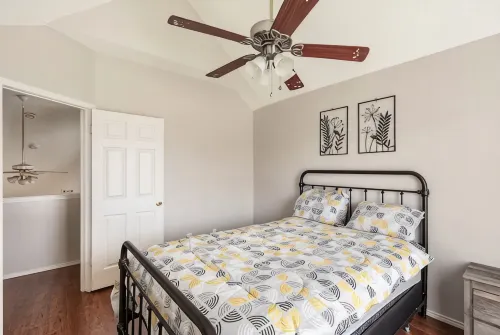 Beautifully renovated 4 bedroom home w/ fireplace - Bungalows