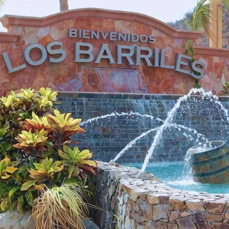 Villa De Cortez Condo! Beachfront, Sunrises, Fishing and Pickleball await!