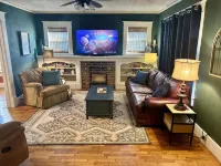 Charming 3-bedroom bungalow in delightful Fort Smith with WiFi, AC - Homestays