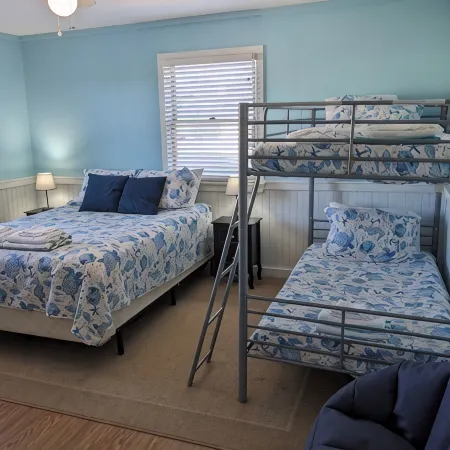 1 min walk to the Beach! In heart of Buxton- sleeps 6, pets welcome, W/D