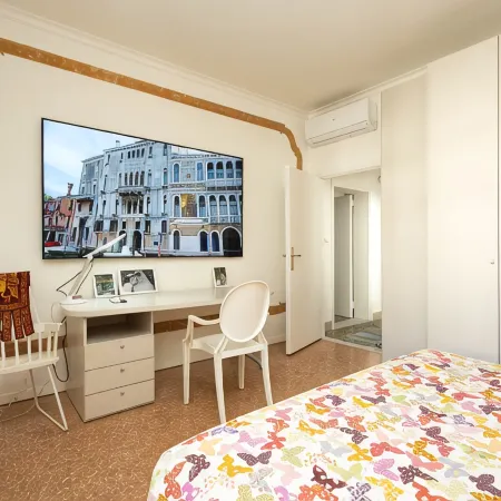 Stunning house, 4 bedrooms, 3 outside spaces, near St Mark's, in a typical square